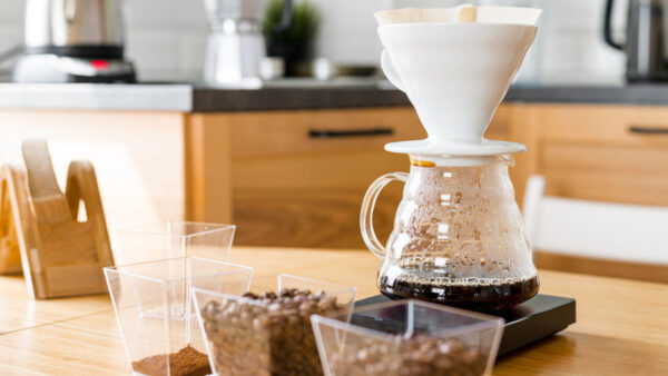 قهوه V60 چیست؟ ( کاربرد و نحوه استفاده از آن )